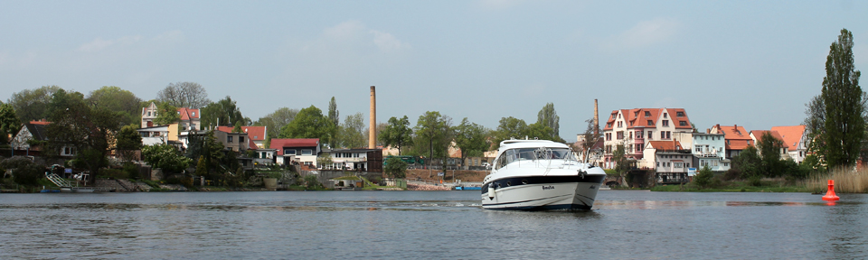 Bootshalle Elbe Salle-Blick auf Calbe/Saale